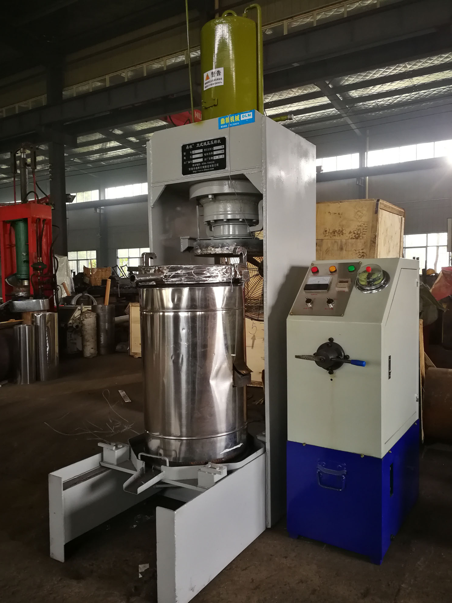 不銹鋼超高壓立式液壓壓榨機(jī)，果汁壓榨機(jī)，果渣壓榨機(jī)，藥材壓榨，油渣處理，白土壓榨